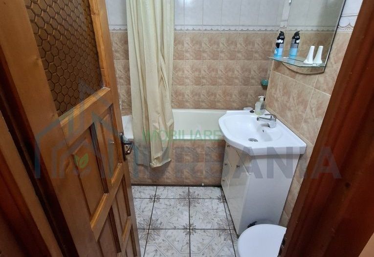 Apartament cu 2 cam D Dacia peste stradă de Biserică - Poză 5