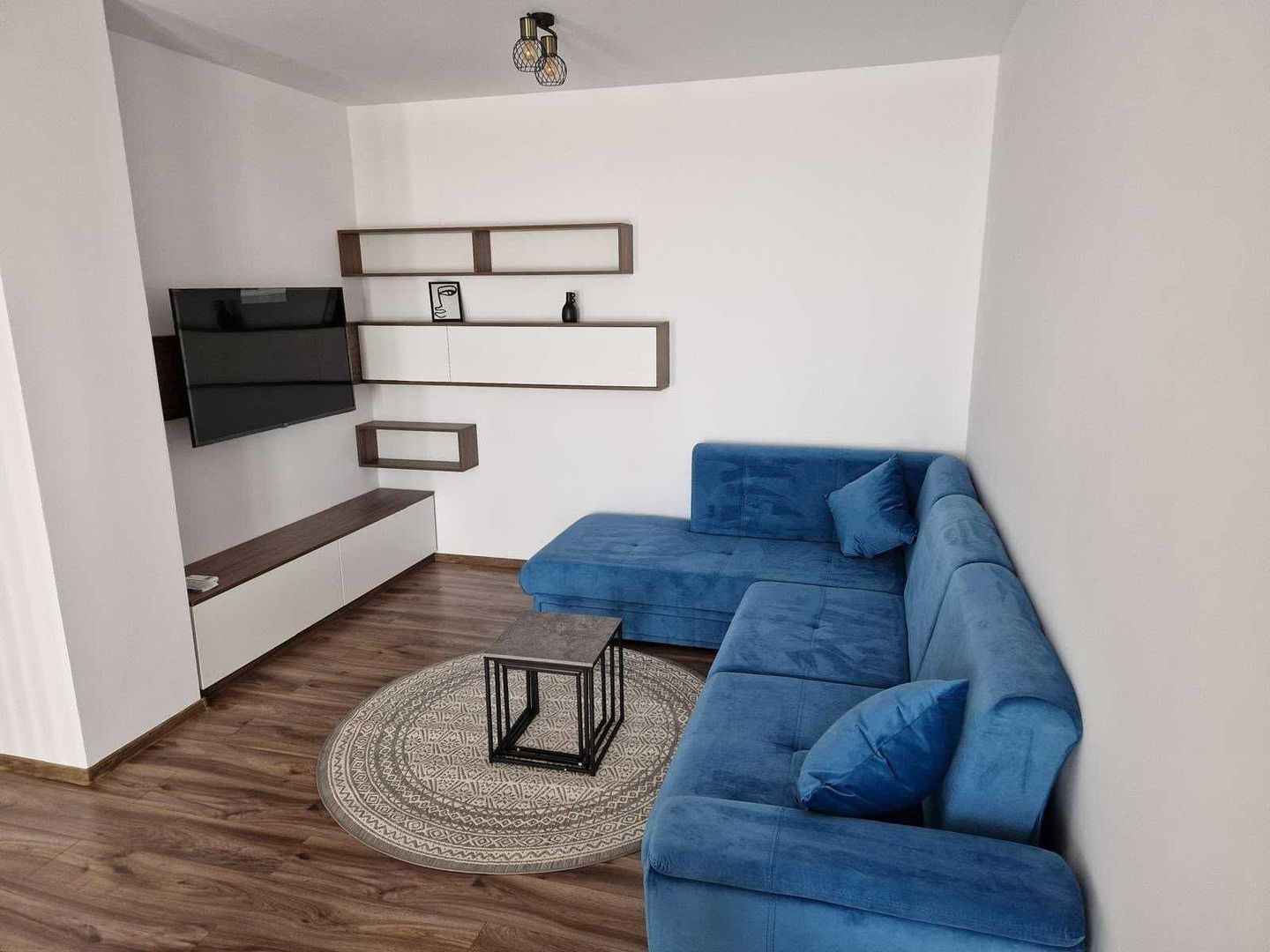 Proprietar inchiriez apartament 2 camera decomandat si loc de parcare - Poză 2