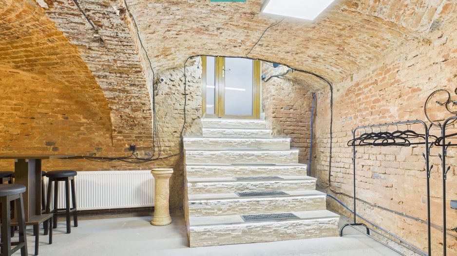 Eleganță subterană - pivniță exclusivistă Arad - Poză 3