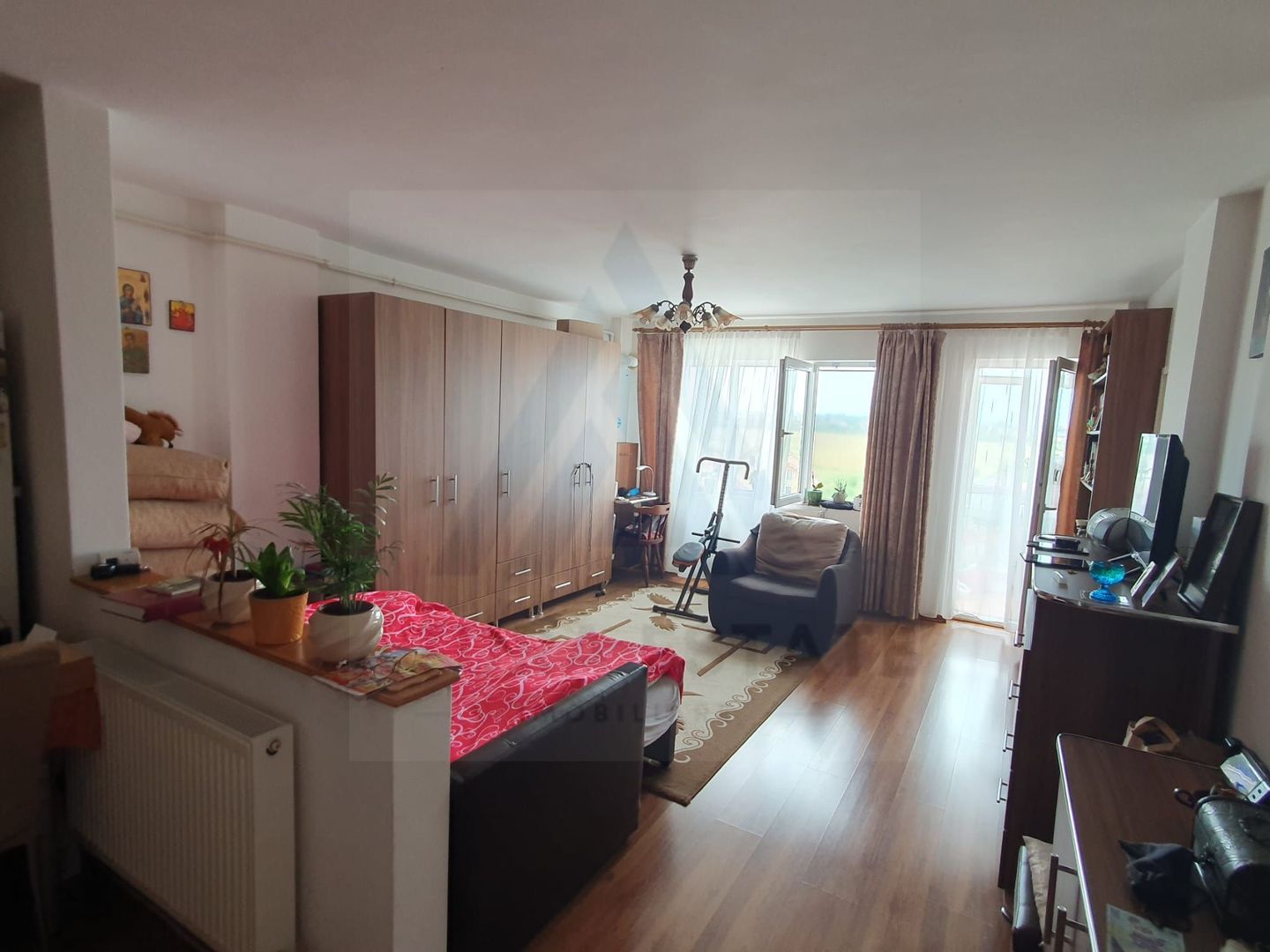 Studio utilat balcon inchis si baie cu geam etaj 1 in zona Valea Aurie - Poză 1