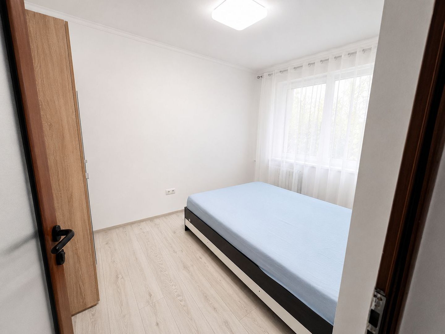 Apartament spațios 3 cam, complet renovat, mobilat – disponibil 01.07. - Poză 2