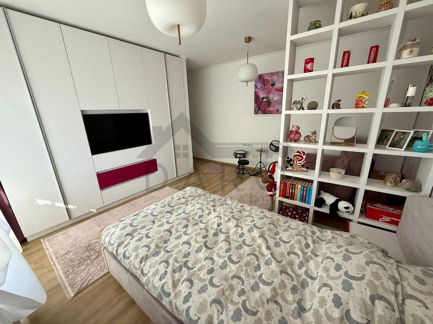 Apartament cu 2 camere, decomandat, etajul 3, complet renovat, ideal pentru locuit sau investiție, situat in cartierul Tudor, str Moldovei. - Poză 2