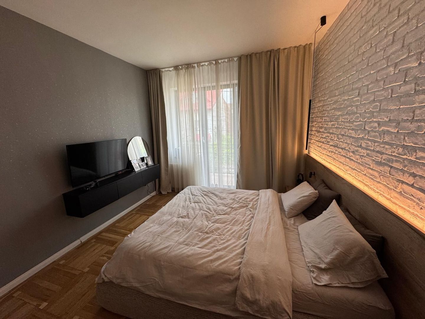 OFERTA Zona Herastrau, Vila Lux 4 cam, 3 bai, curte individuala 100 mp - Poză 2