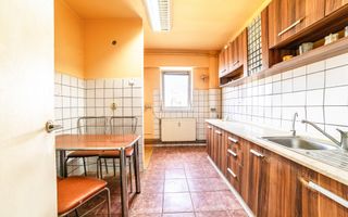 Apartament spațios 3 camere, central - Poză 4