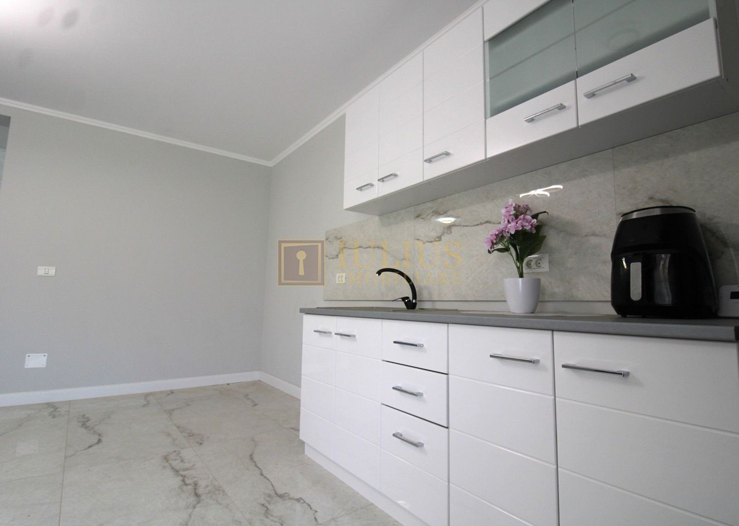 Curte, 4 apartamente, 8 camere, perfectă pt activități educaționale-Dumbravita - Poză 8