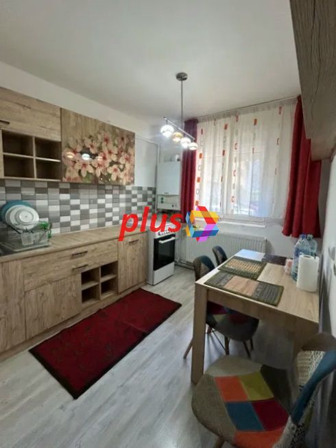 Apartament cu patru camere, zona Florilor/Craiter , 80 mp - Poză 2
