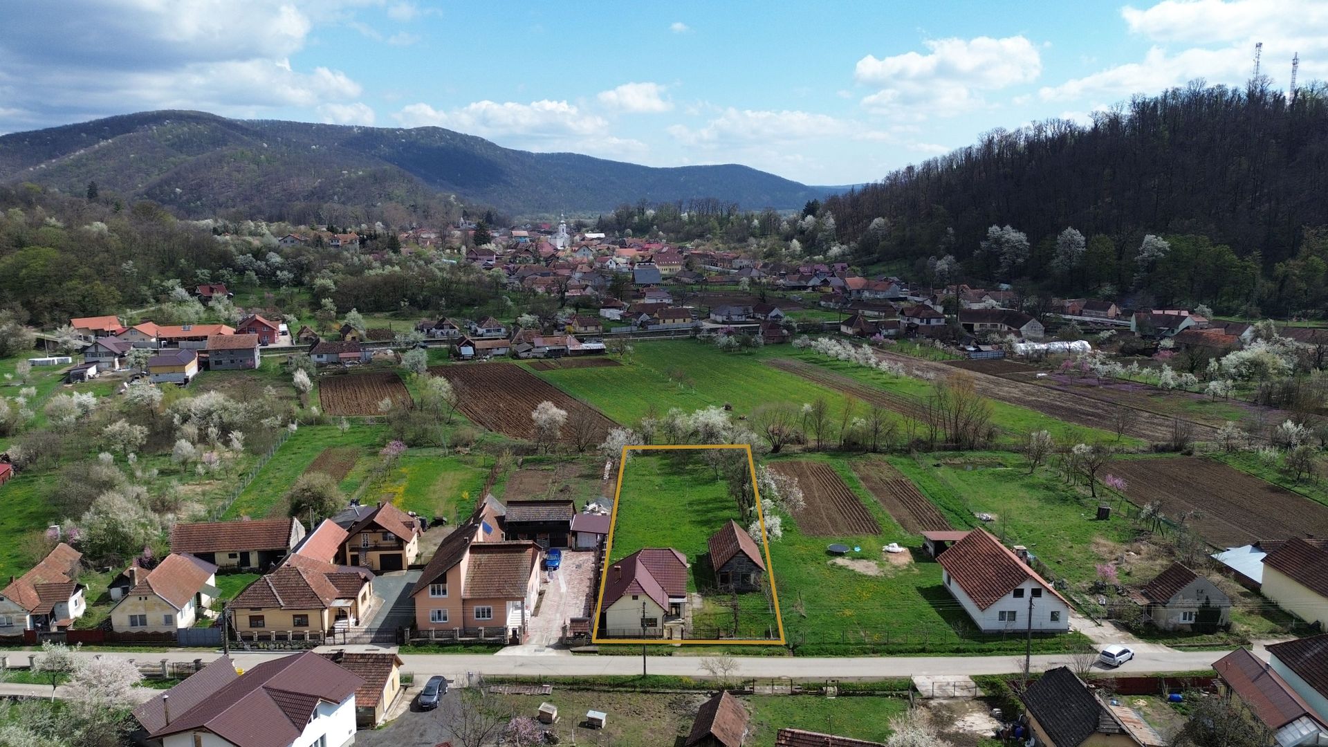 Colț de natură: casă + teren mare în Săvârșin - Poză 1