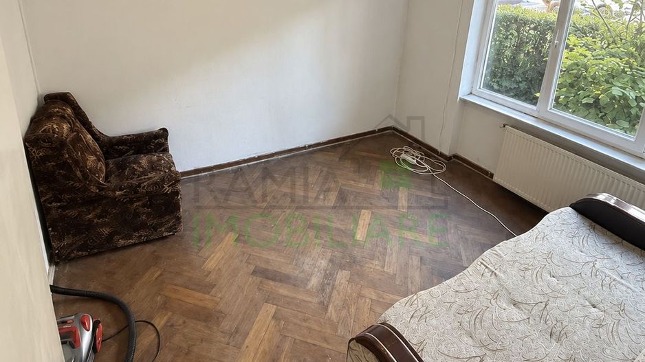 Apartament 3 camere Tractorul, ideal pentru renovare și personalizare - Poză 2