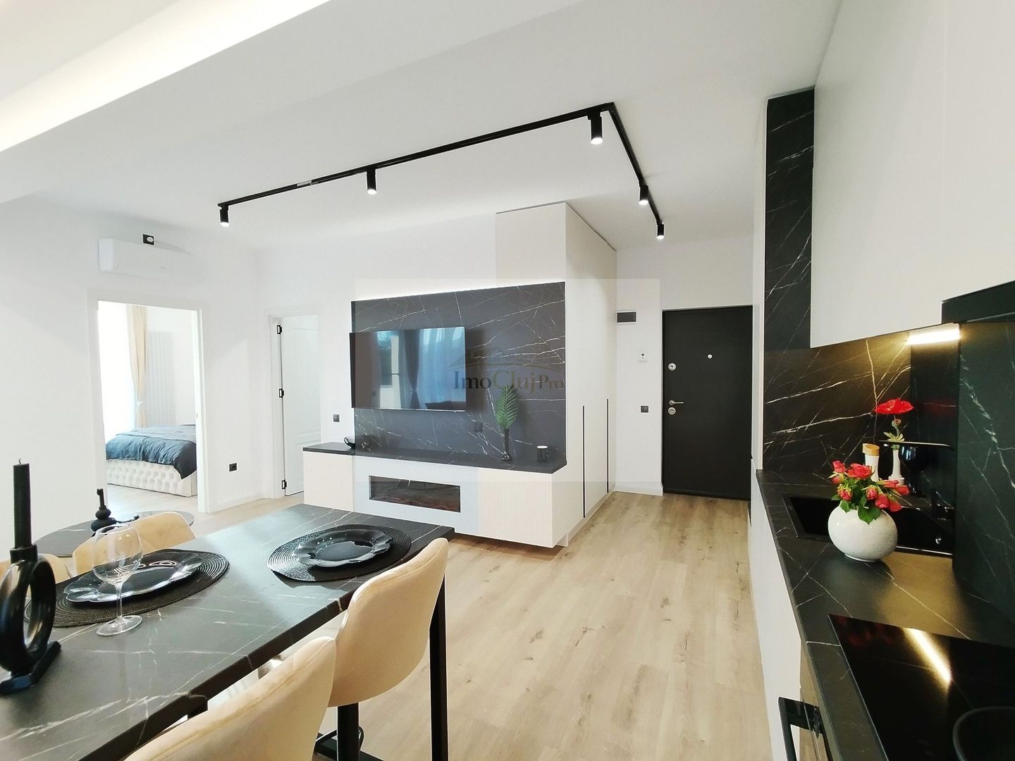 🌟 Apartament vanzare 2 camere, ultrafinisat, parcare, zonă centrală - Poză 2