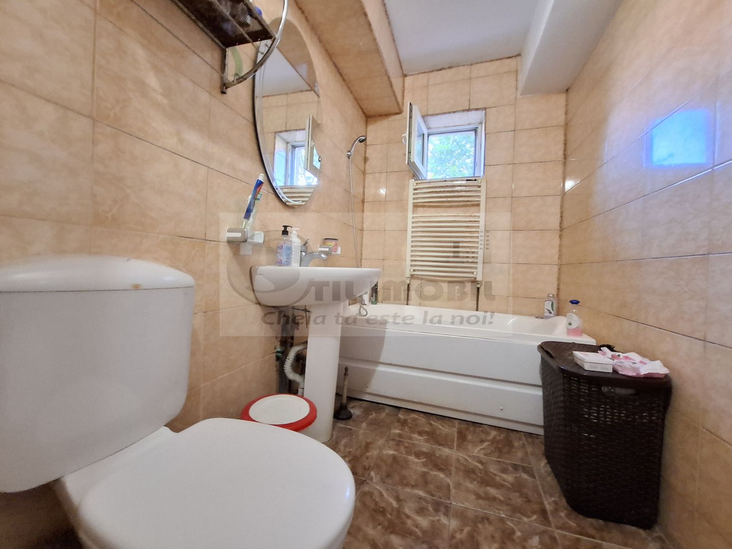 Liber, de vanzare apartament 3 camere Valea Lupului Iasi, baie cu geam - Poză 4