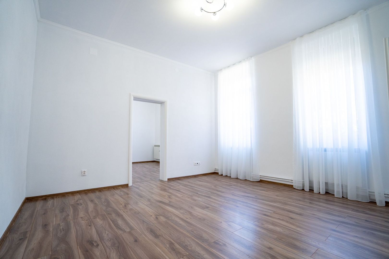 Apartament cu 2 camere, casă la curte comună – Central, Oradea - Poză 5