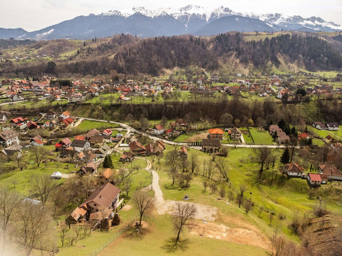 Domeniu de 6.500 mp teren+casa parinteasca,in magia Bucegilor,Moieciu, Brasov. - Poză 5