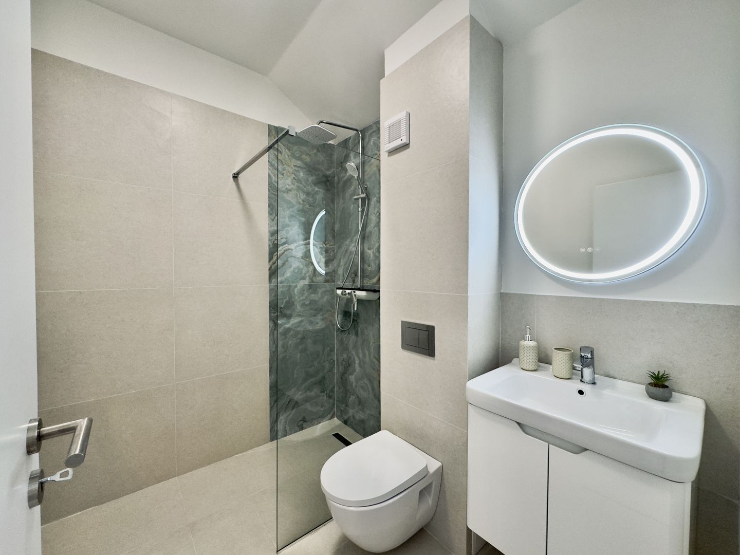 Apartament 3 camere, 2 bai, balcon, aer conditionat - finisat la alb - Poză 6