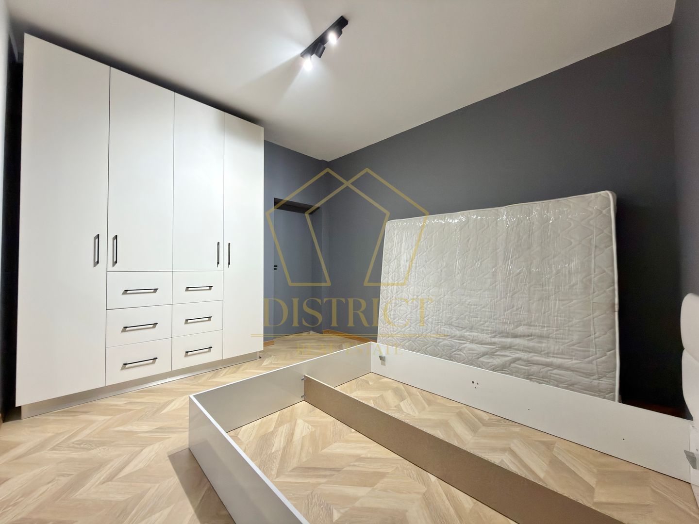 Apartament cu 2 camere mobilat si utilat cu gradina de 30mp in Braytim la asfalt - Poză 8