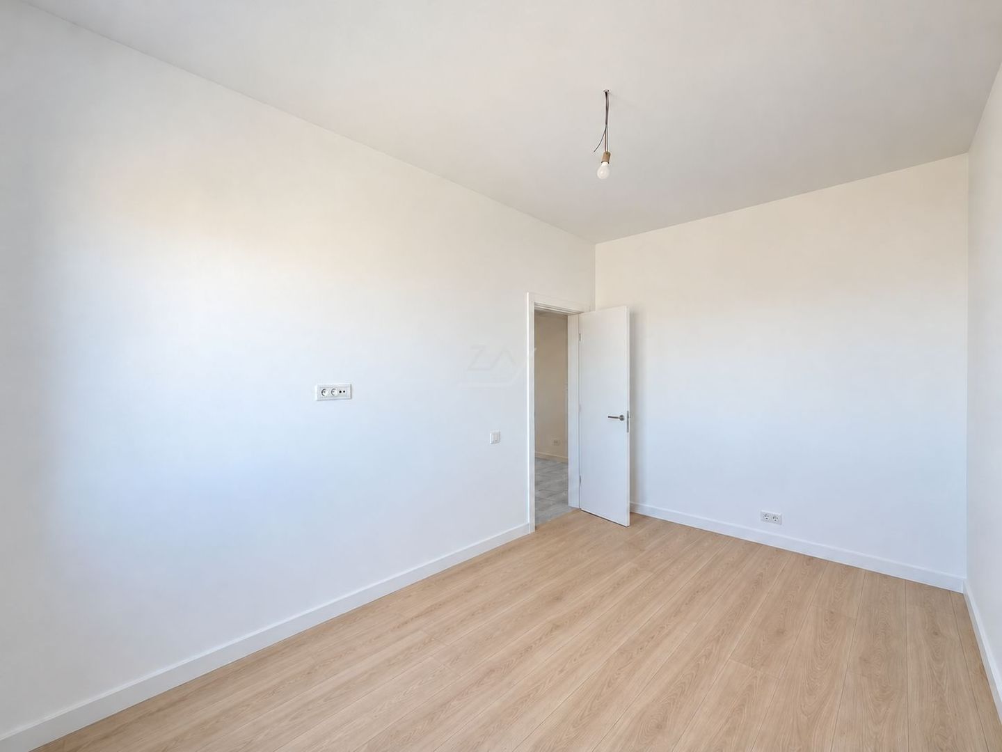 Bloc nou cu finisaje superioare. Etaj intermediar. Loc de parcare - Poză 6