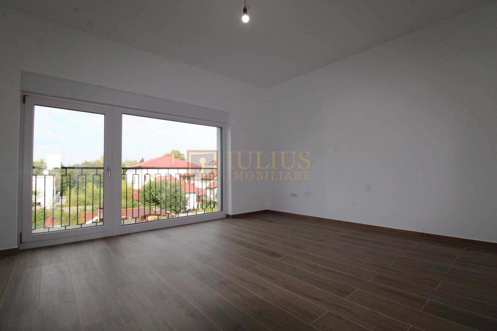 Casa zona Lunei, 5 camere + 3 bai, centrala proprie, rezidential sau birouri ! - Poză 40
