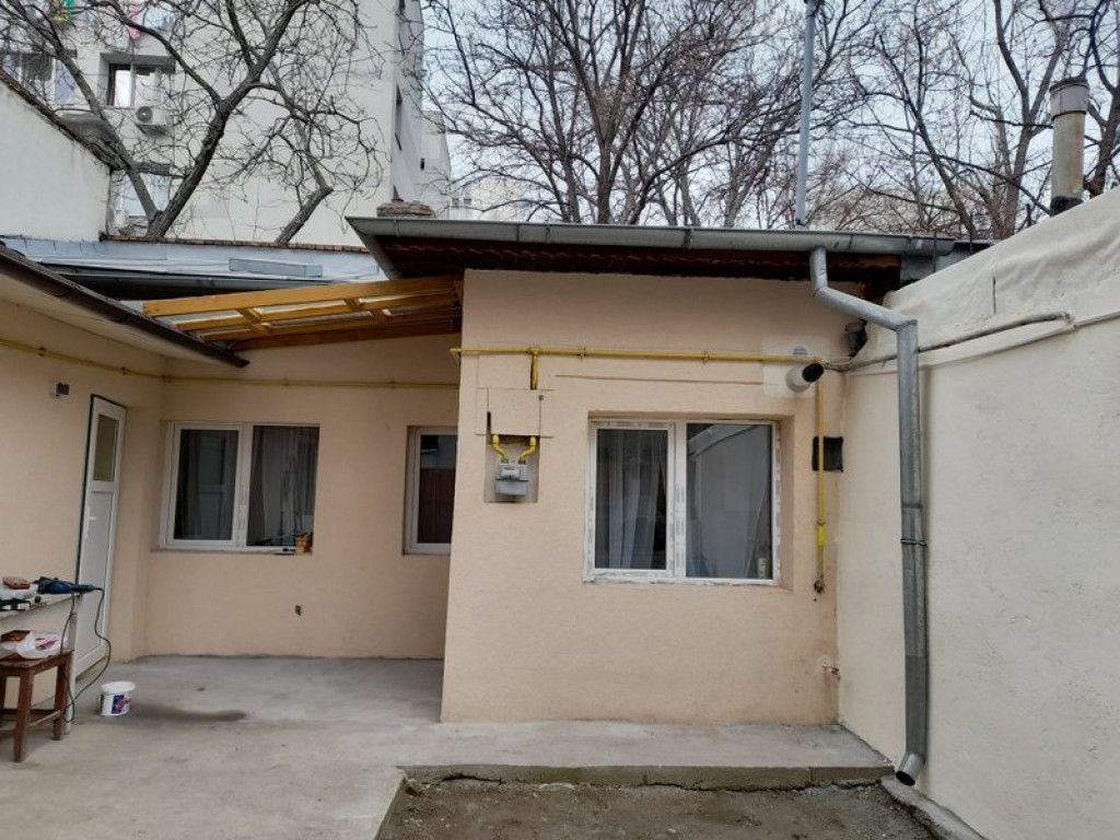 Dristor, Piata Ramnicu Sarat, casa - Poză 1