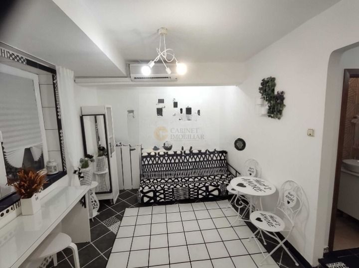 Piata Romana metrou - vedere catre bulevard - Poză 2