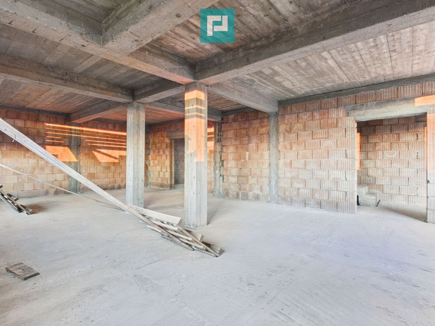 Proprietate impresionantă între Curtici și Macea - Poză 7