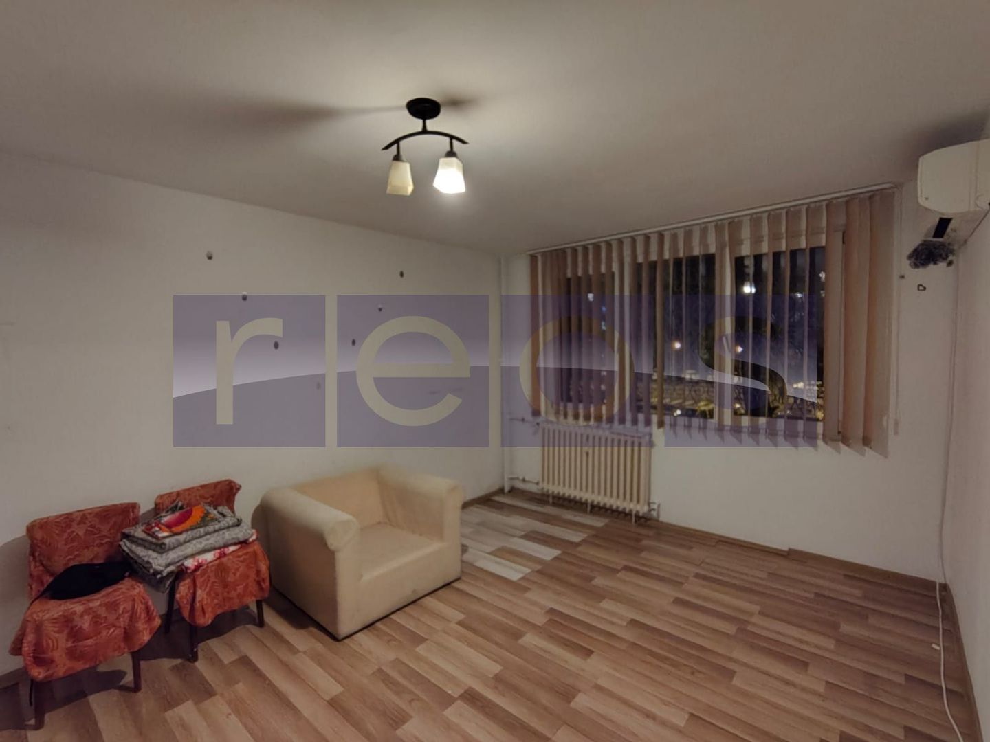 VANZARE GARSONIERA SPATIOASA I LIBERA I METROU I VALEA IALOMITEI - Poză 1