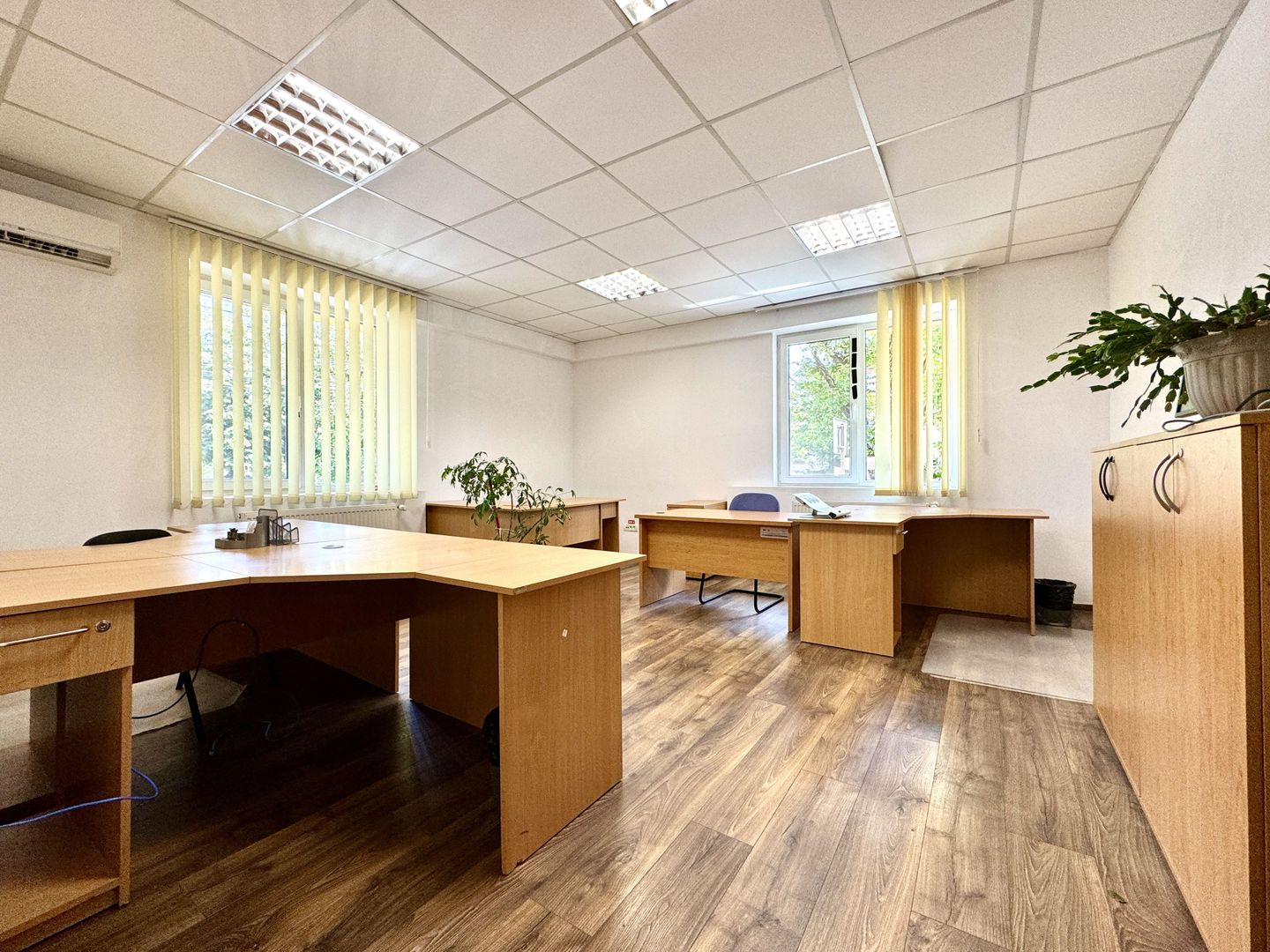 Birou cu 3-4 posturi de lucru - Poză 10