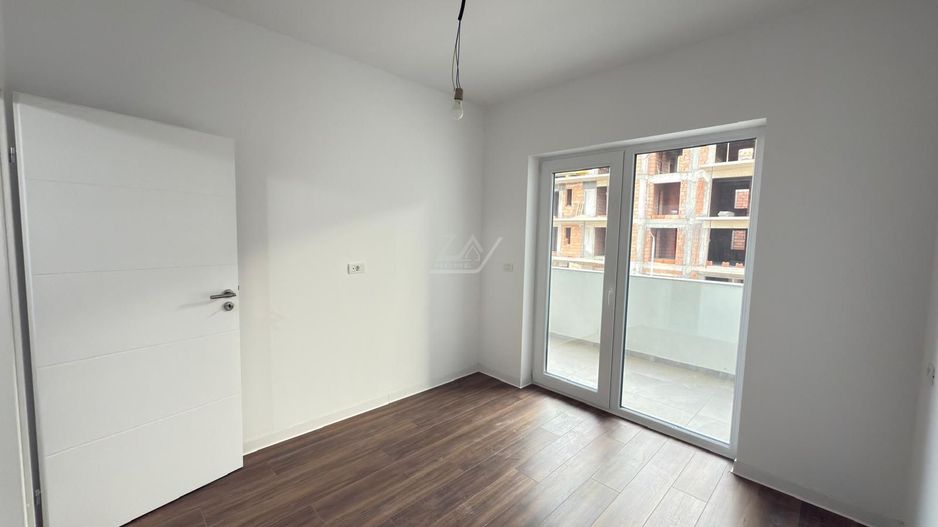 Asfalt. Etaj 1. Balcon mare. - Poză 6