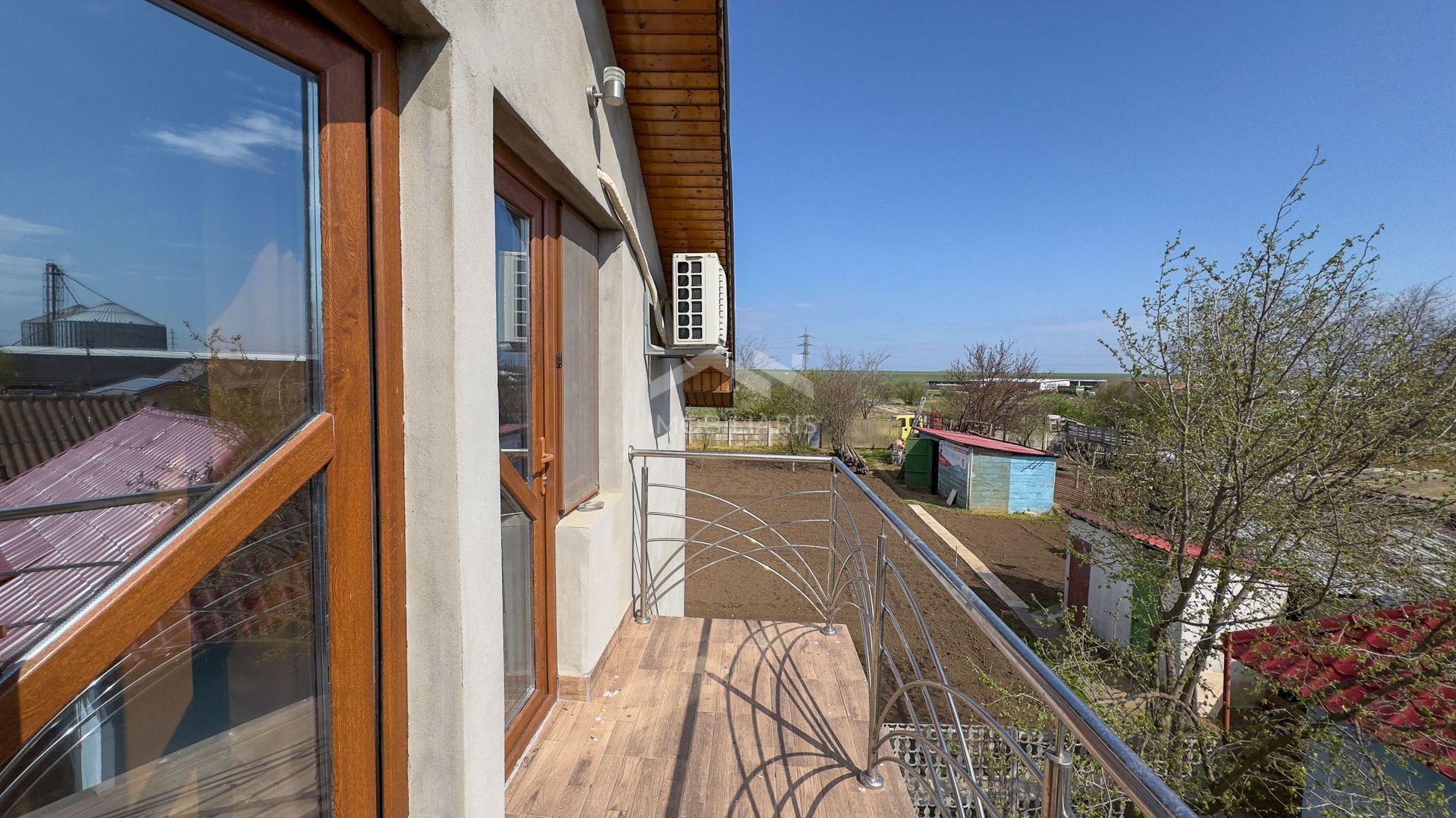 Casă modernă cu 5 camere, garaj și curte mare, mobilată in Corbu - Poză 18