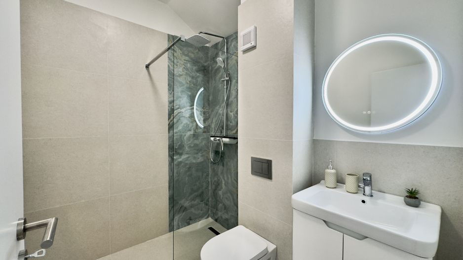 Apartament 3 camere, 2 bai, balcon, aer conditionat - finisat la alb - Poză 6