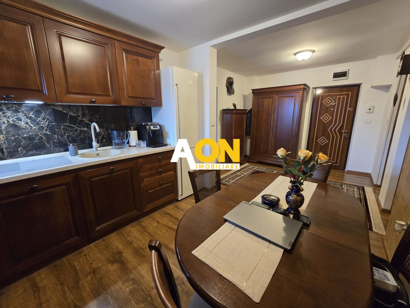 Apartament 2 Camere M-uri, Vedere spre Catedrala, Complet Renovat - Poză 2