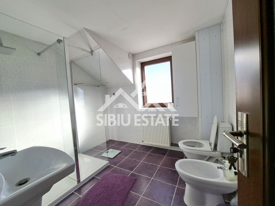 Casa Sibiu cu pivnita si garaj, curte mare - Poză 6