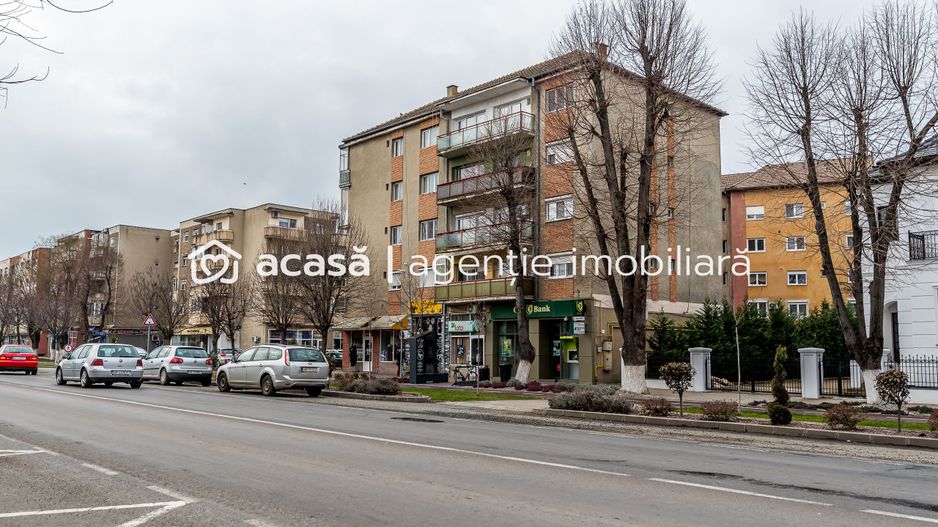 Apartament spatios in centrul orasului Chisineu Cris - Poză 2