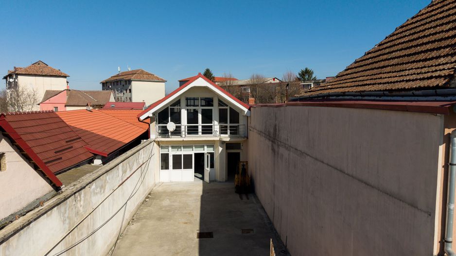 Spațiu comercial pe 2 nivele în Caransebeș - Poză 1