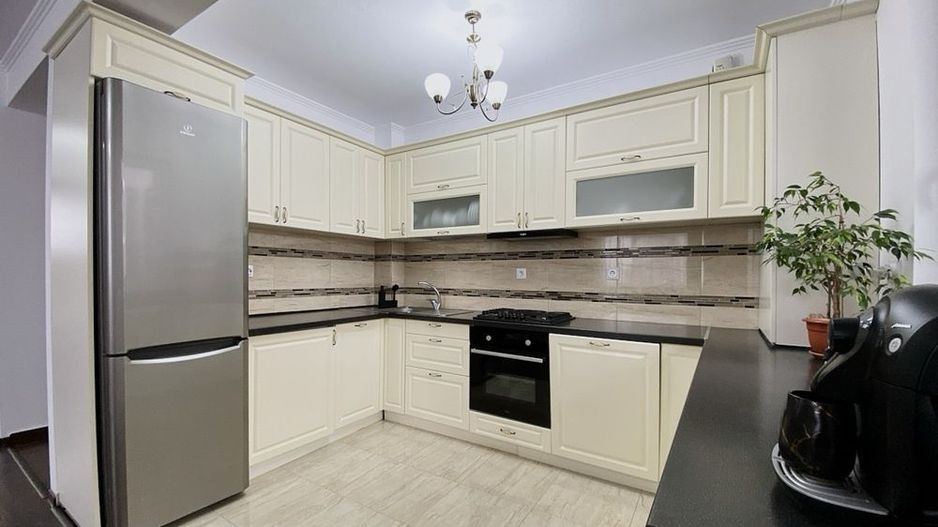 Apartament 3 camere, 2 balcoane, etaj intermediar, parcare. - Poză 2