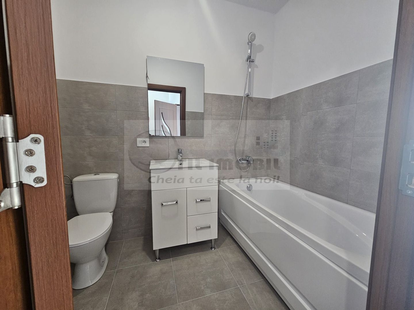 Apartament spațios 4 camere, 2 băi, balcon generos – Pacurari - Poză 3