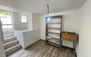Apartament  deosebit amenajat LUX  boxa curte acces auto CENTRAL - Poză 2