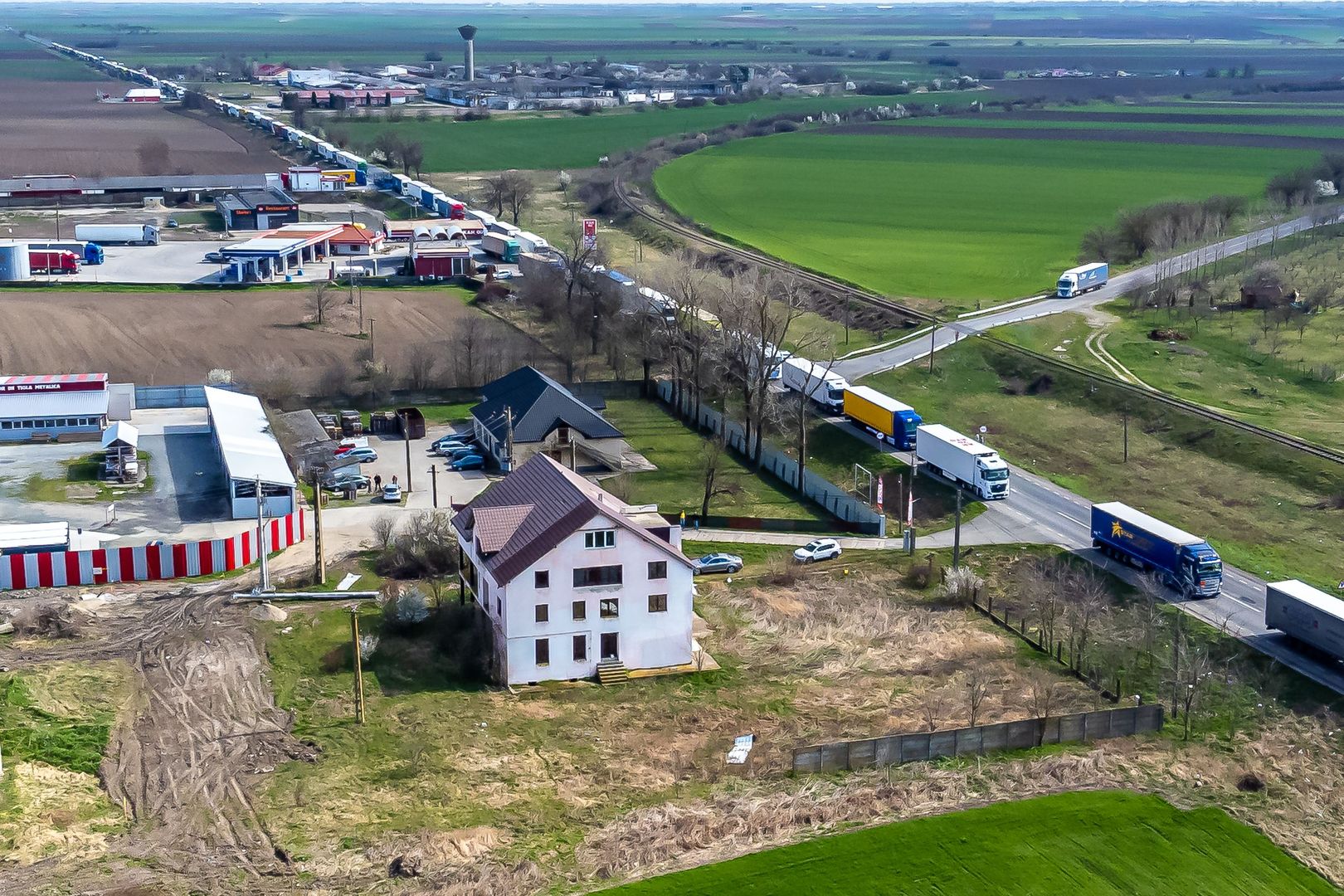 Clădire tip birouri/casă persoane vârstnice cu 3445 mp teren - Poză 5