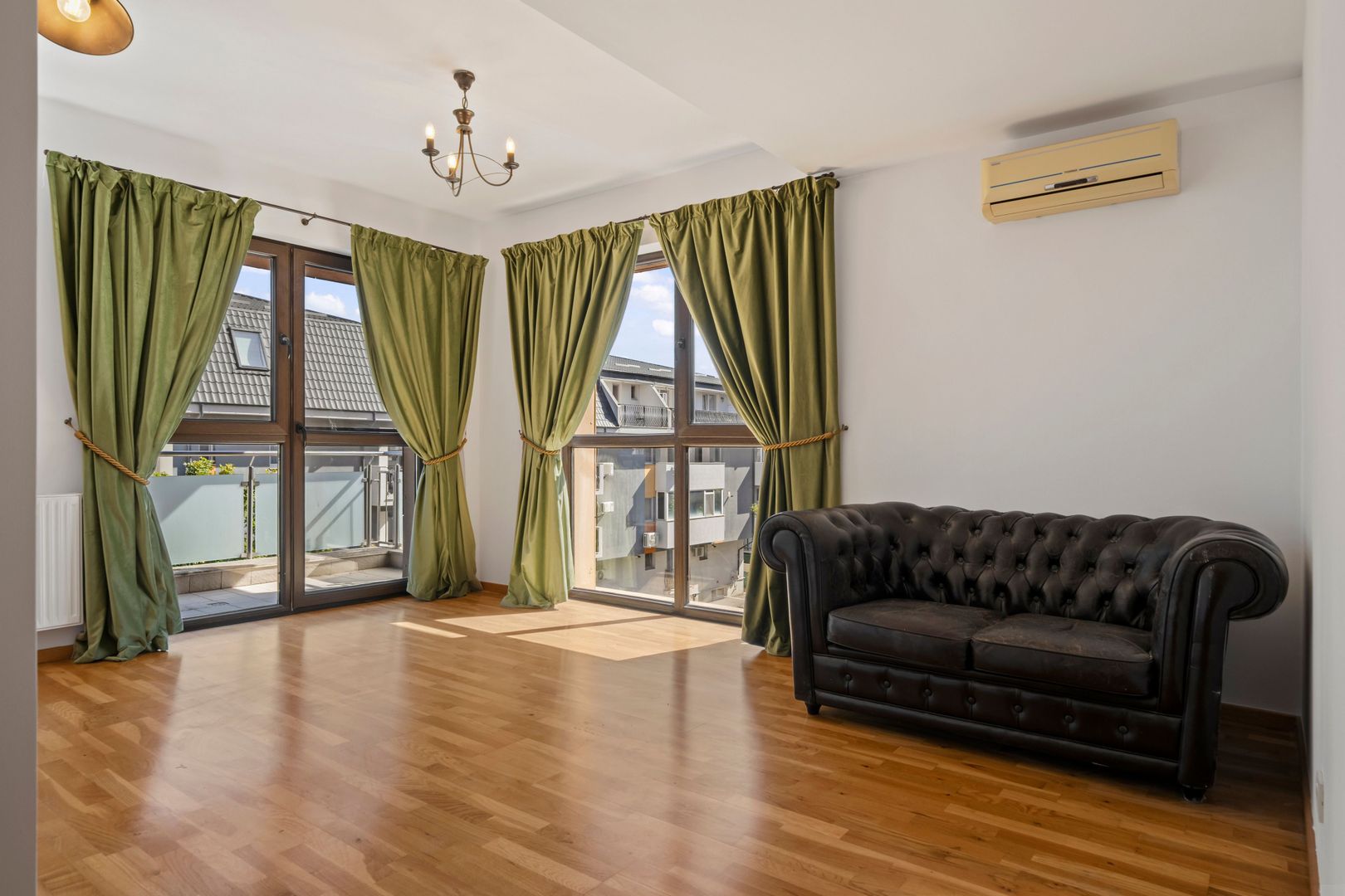 Apartament Otopeni CENTRAL 3 camere, 102m2,  Luminos si Primitor - Poză 1