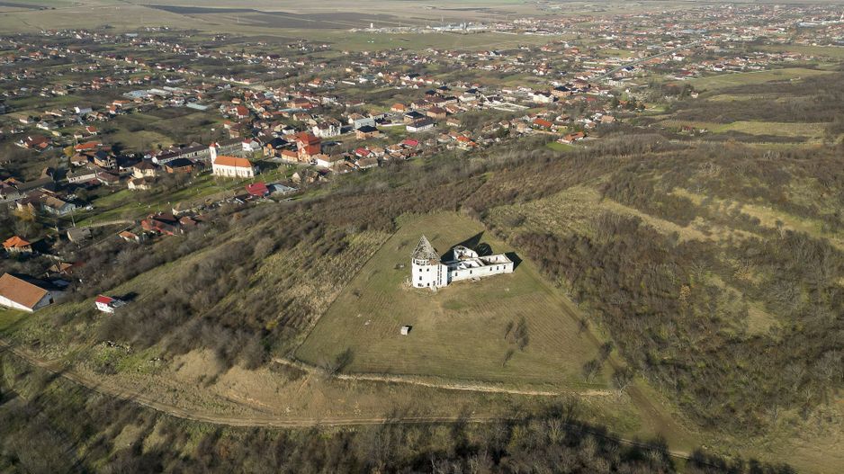 Castel cu vedere panoramică pe dealul Șiriei - Poză 14