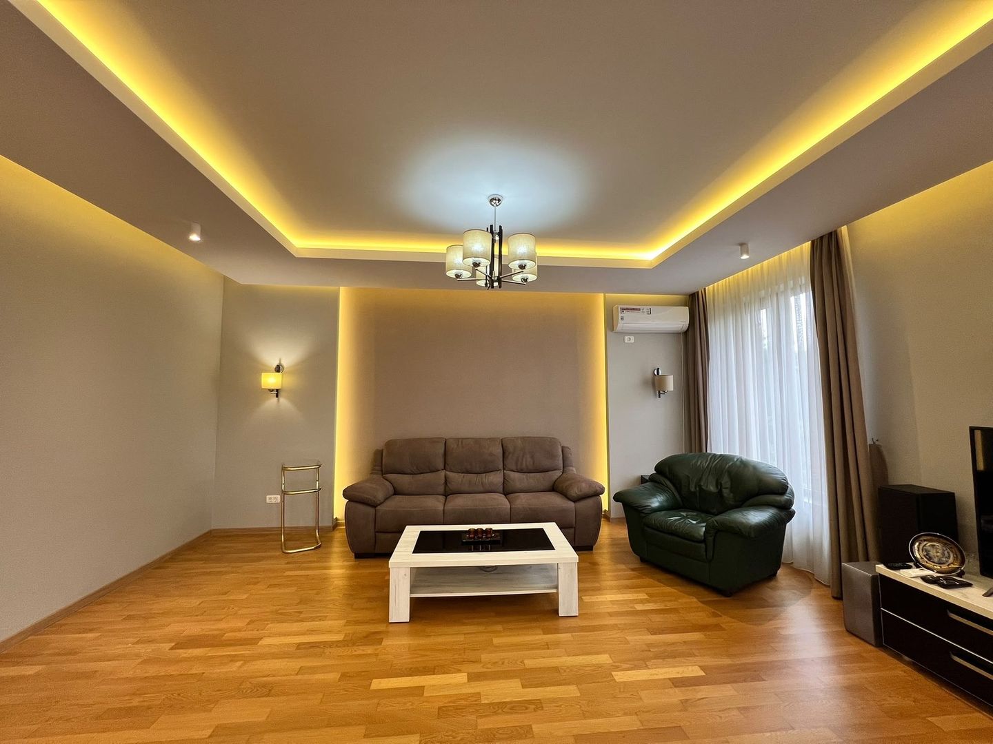 MOGOȘOAIA – VILĂ CU 4 CAMERE, TEREN 971 MP, CURTE ȘI GRĂDINĂ! - Poză 7