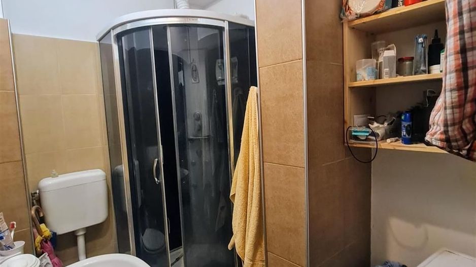 Casa centrala la curte comuna - Poză 4