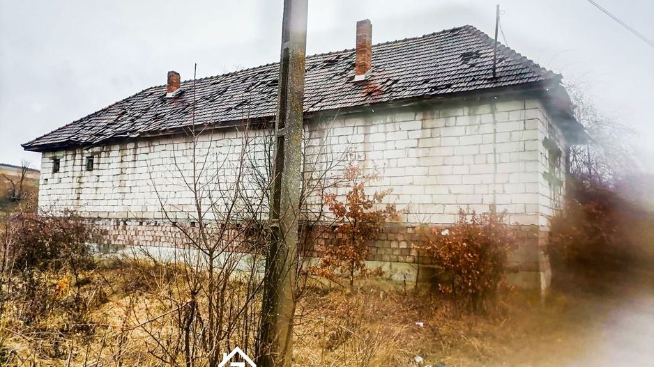 Craciunesti - Casa la rosu - 356 mp +  teren 1160 mp - Poză 5