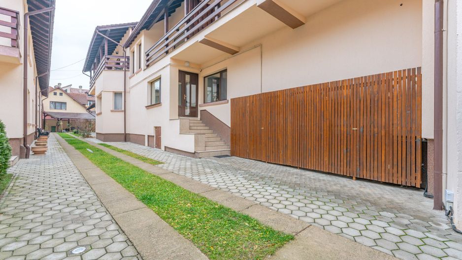 Pensiune Râșnov, 13 camere plus locuință proprietar, zonă Cetate - Poză 1