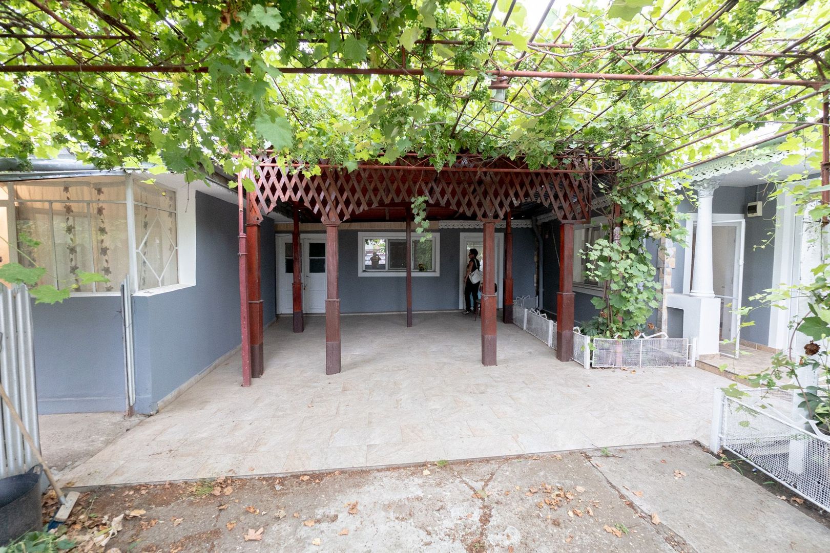 Casă cu 5 camere, complet renovată cu teren 920 mp în Tecuci - Poză 5