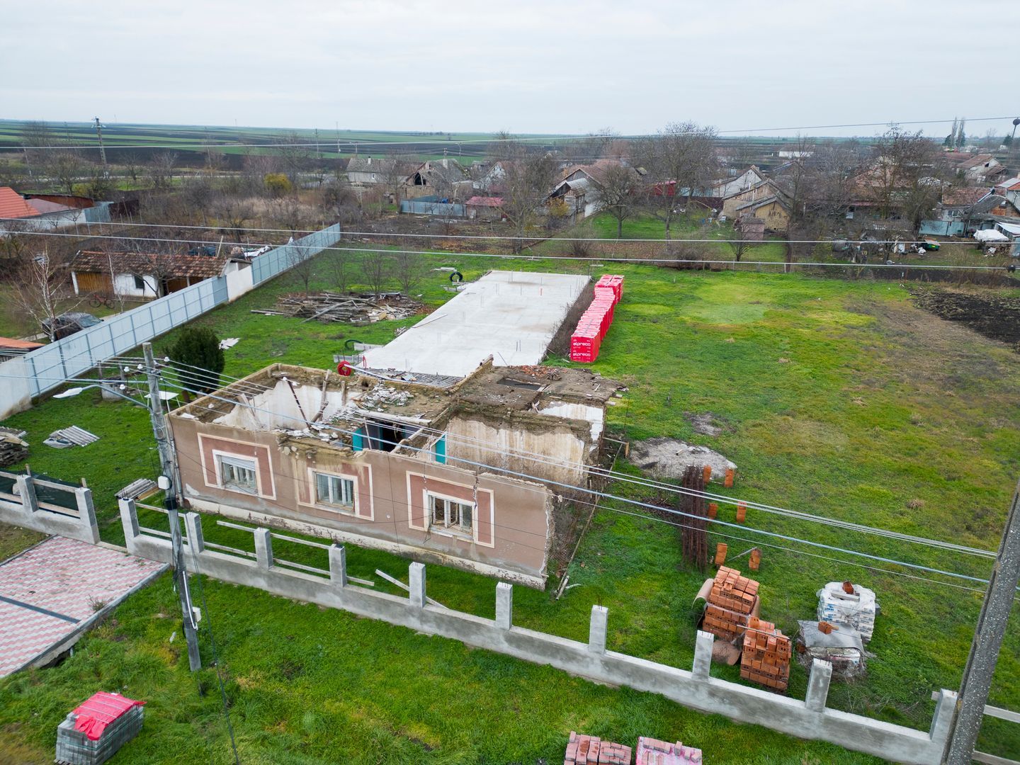 Teren intravilan cu fundatie inceputa si materiale - Poză 2