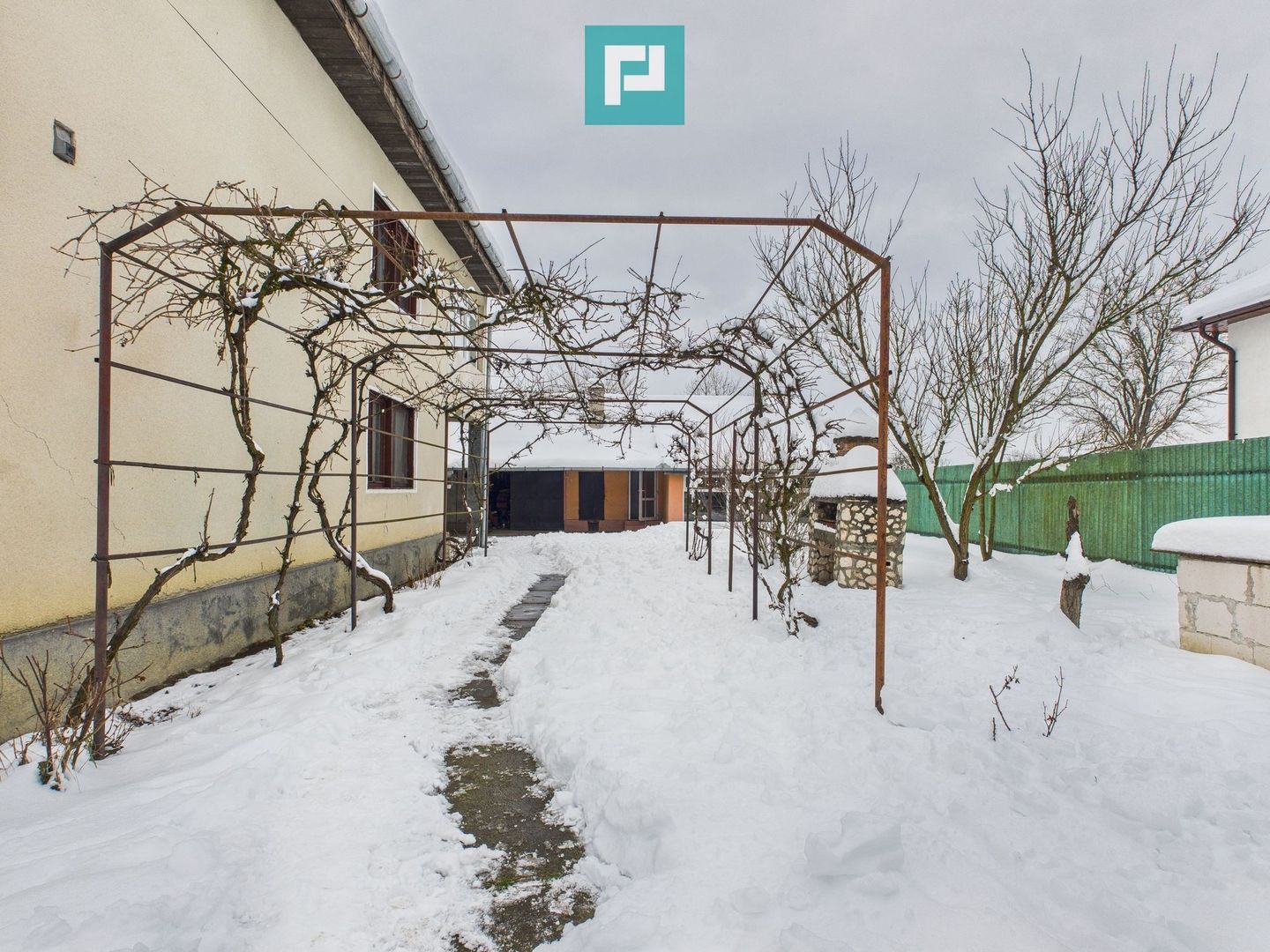 Casă cu etaj Căpâlnaş - Poză 1