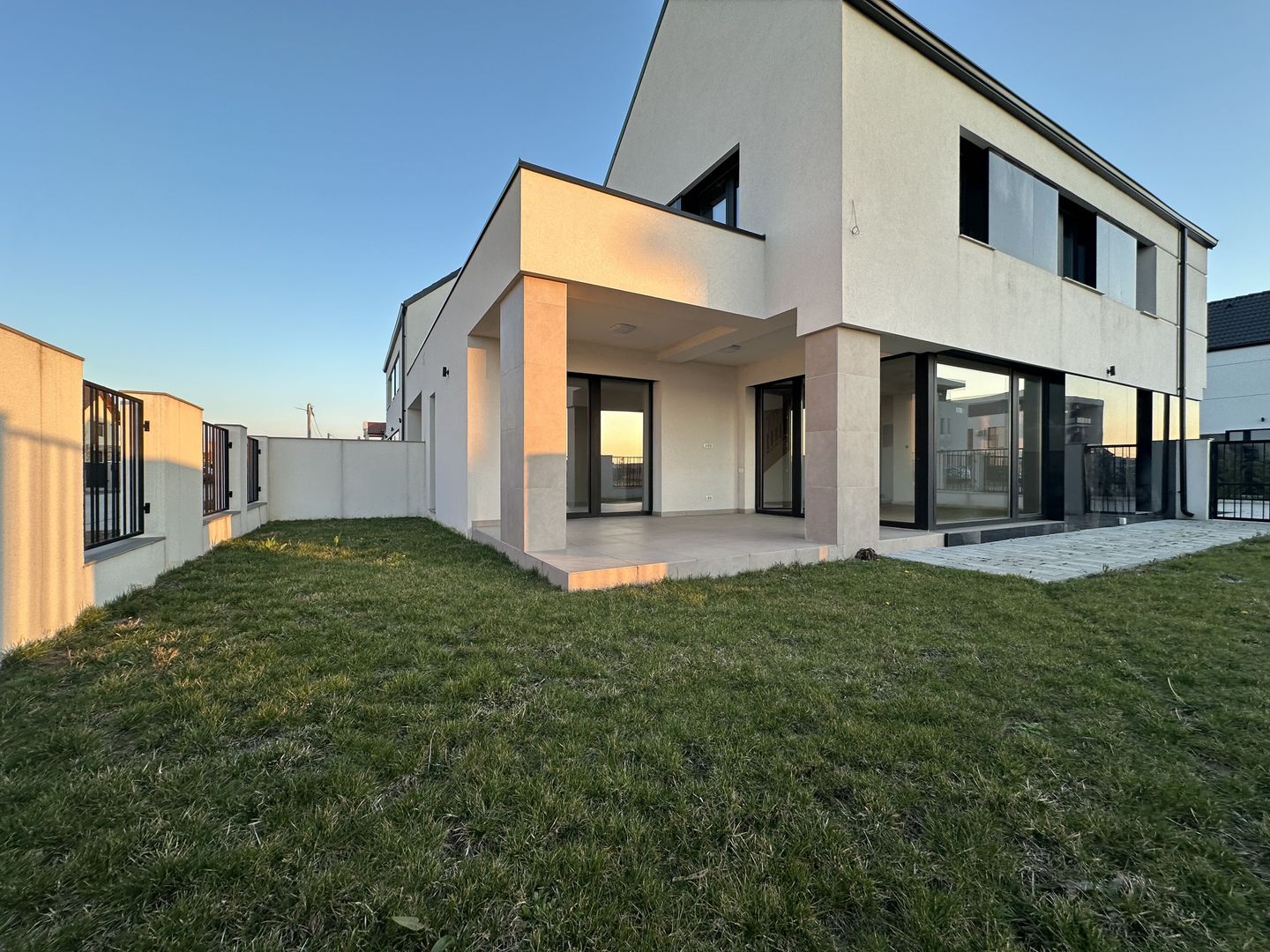 Casa cu 5 camere - Dumbravita - Poză 1