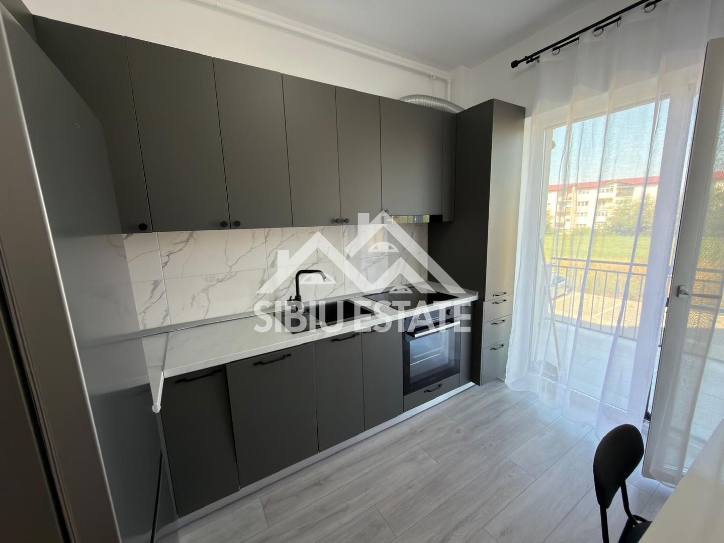 Apartament de închiriat , 2 camere decomandate, cu balcon si parcare - Poză 6