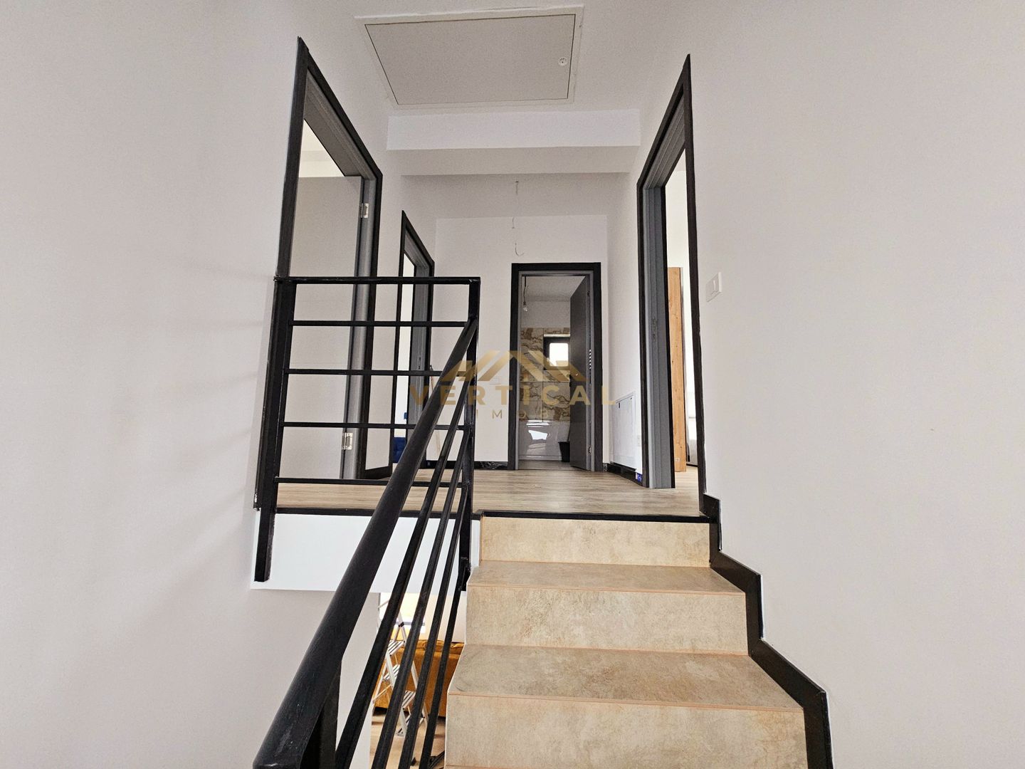 Casa 4 camere | 3 bai | centrul comunei Berceni - Poză 8