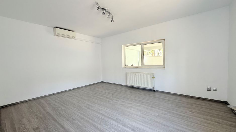 Imobil de închiriat cu locuri de parcare, curte si anexe - Poză 18