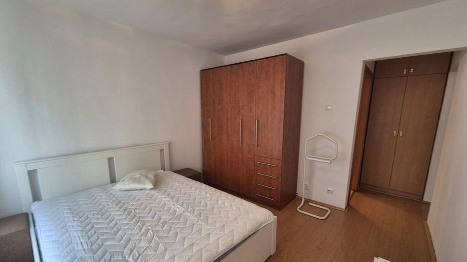 Închiriez apartament cu 3 camere,  centru - Poză 4